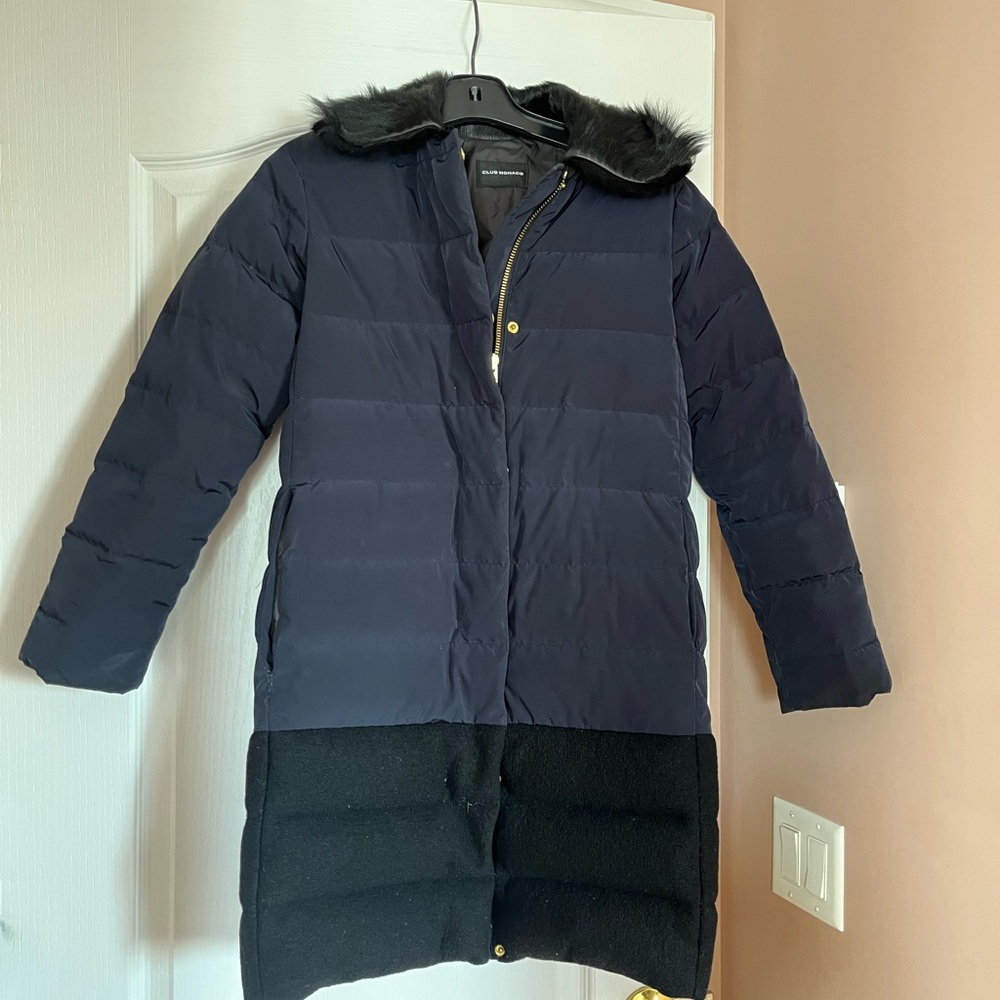 Club Monaco Dark Blue and Black Puffer Jacket. 100% Lamb collar. Down filling.